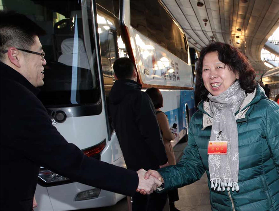 3月2日，出席十二屆全國人大五次會議的黑龍江代表團(tuán)乘坐火車抵達(dá)北京站。