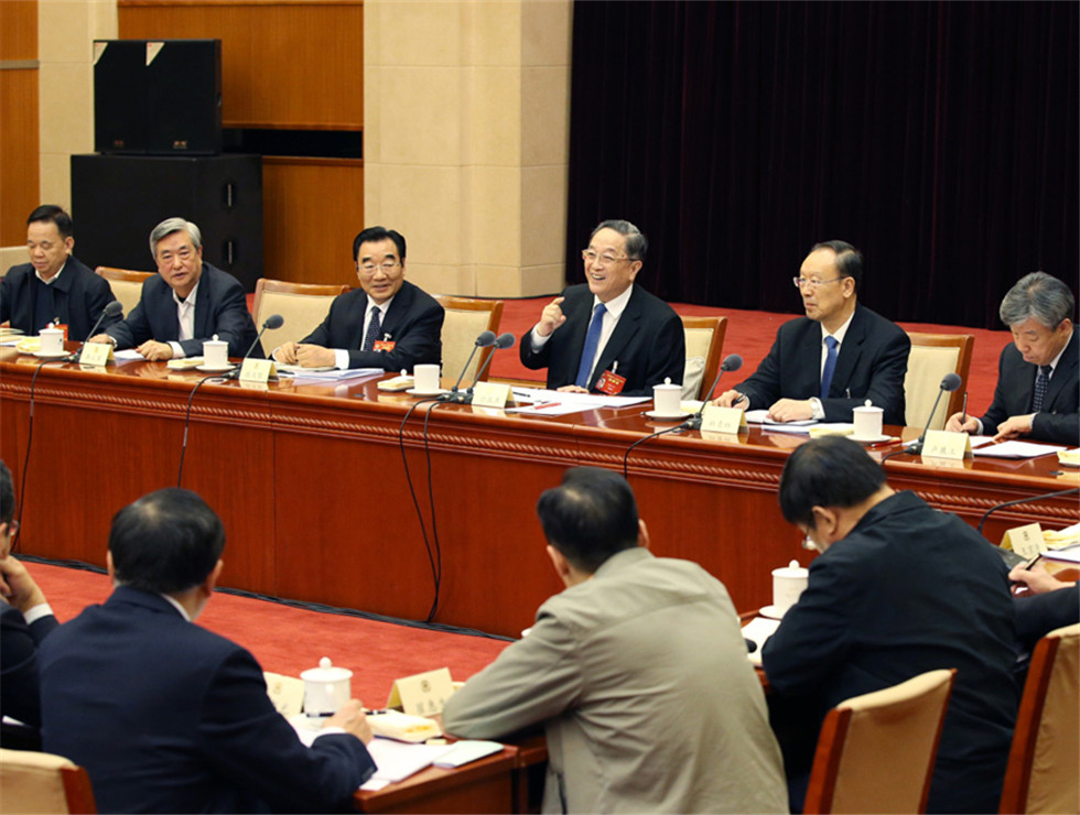 俞正聲看望社會科學(xué)、新聞出版界委員并參加討論