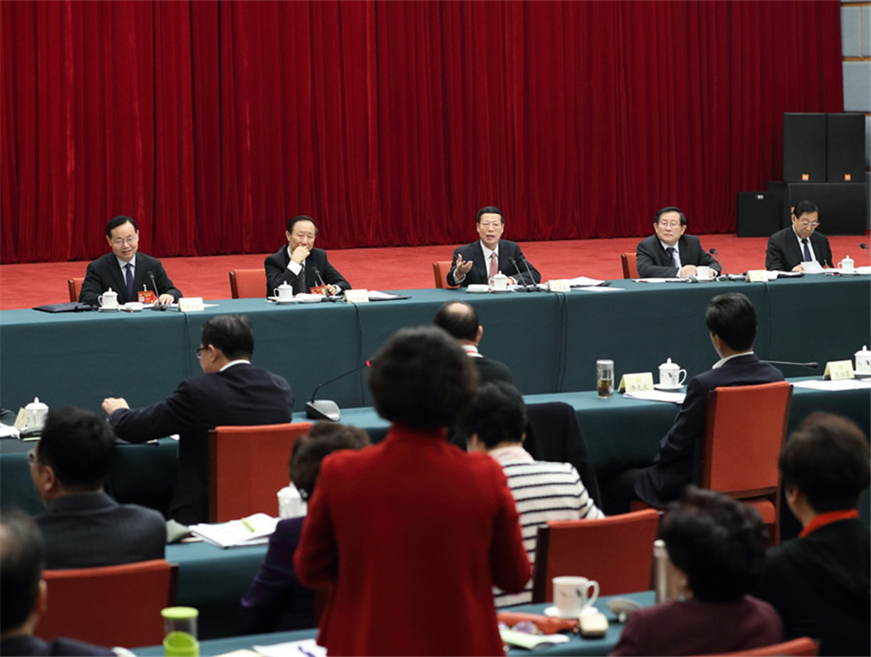 張高麗看望致公、僑聯(lián)、對外友好界委員并參加討論