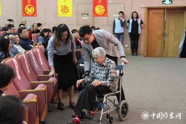 開場前，于是之的遺孀李曼宜來到現(xiàn)場