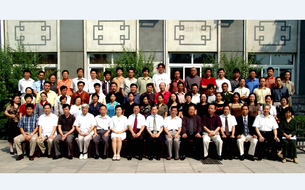 魯迅文學(xué)院第四屆高研班學(xué)員名單　王曉霞　戴雁軍　姬淑喆　陳鐵軍　王延輝　白金聲　空特勒　張　華　周建新　于曉威　包鐵軍　高　晶　崔紅一　李成飛　陳雪鴻　趙艷平　胡冬林　魏光焰　唐　櫻　劉曉平　向啟軍　譚麗娟　韋俊?！∈Y月英　張永祥　哥　布　趙振王　李　騫　何發(fā)昌　祁開虹　何炬學(xué)　旦巴亞爾杰　　　白瑪娜珍　烏力吉巴圖　　　楊洲穎 次仁羅布　趙劍平　羅　勇　沙　戈　阿拉旦·淖爾　才旺瑙乳　　鐵穆爾　　亞生·沙地克　葉爾克西　狄力木拉提　阿力木江·阿不都克力木　扎西班典　平　原　江洋才讓　馬學(xué)功　馬麗華　巴　根