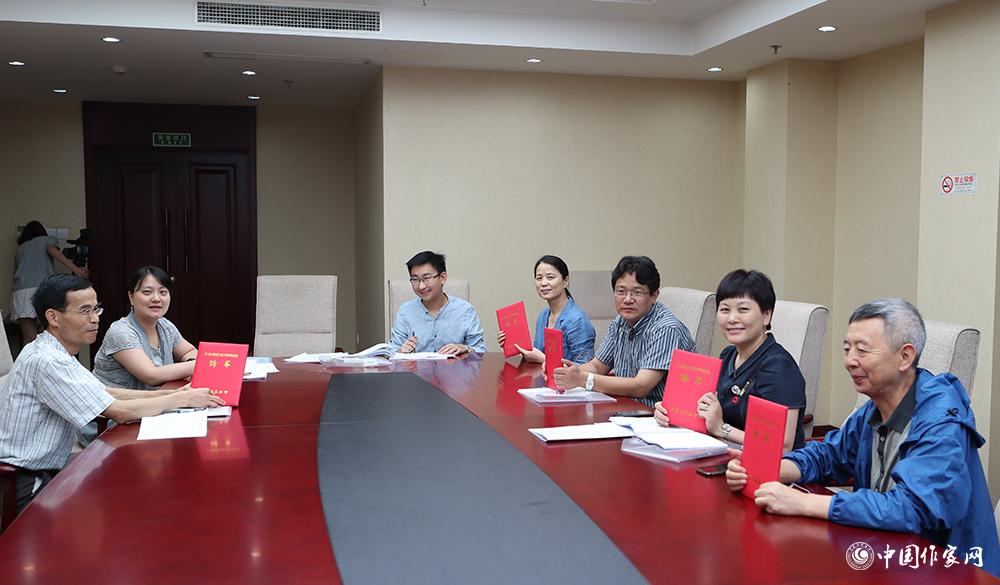 7月24日，全體會議結束后，綜合二組召開小組會議