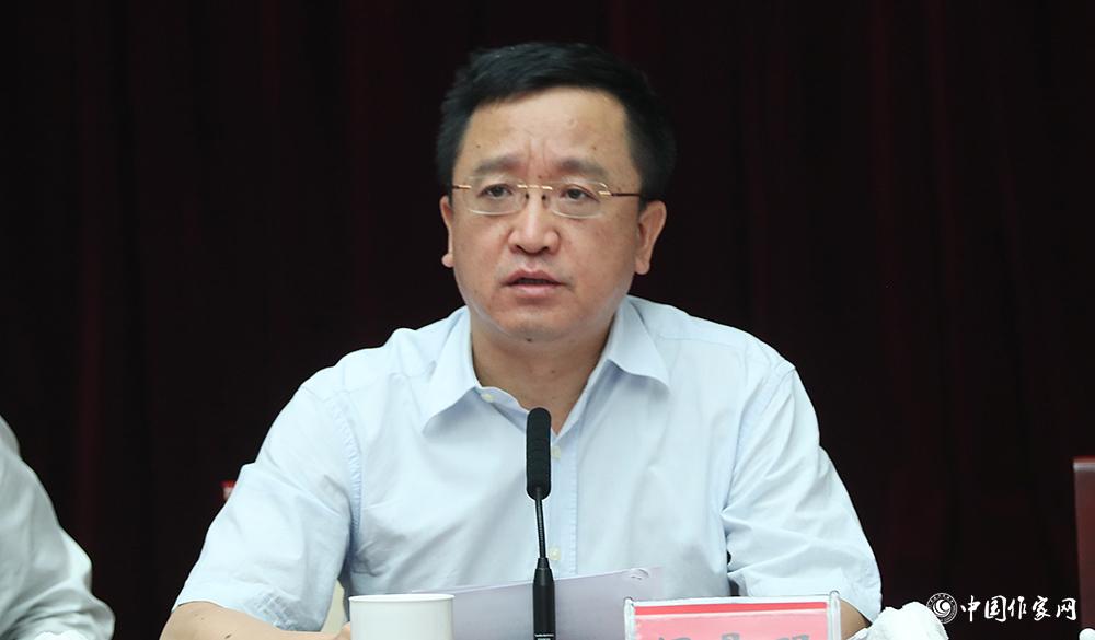 7月24日，第十屆全國優(yōu)秀兒童文學獎評獎委員會第一次全體會議由閻晶明主持