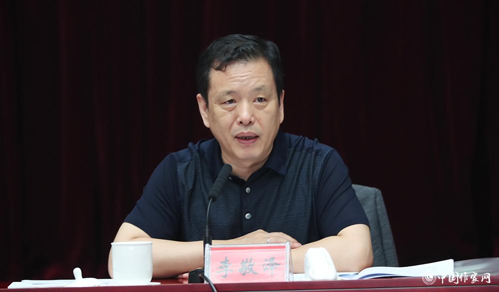 7月24日，李敬澤在第一次全體會議上就評獎條例、評獎細則作說明