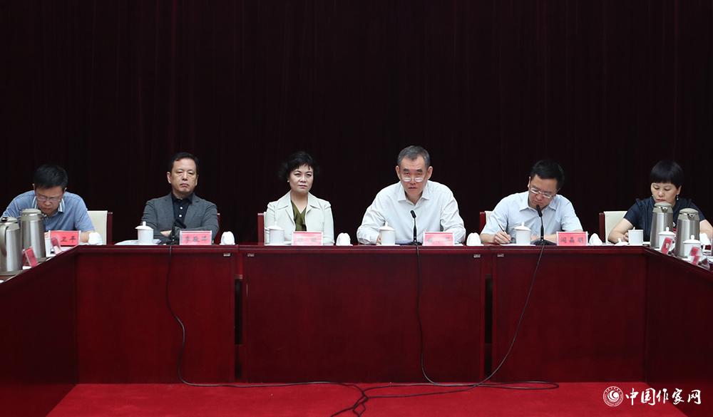 中國作協(xié)主席、第十屆兒獎評委會名譽主任鐵凝（左三）出席會議