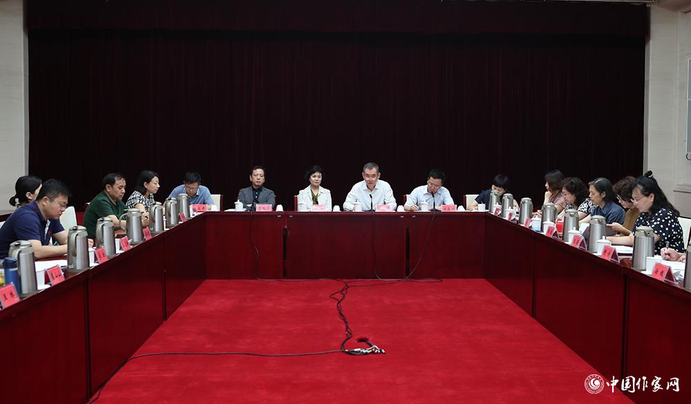 7月24日，第十屆全國優(yōu)秀兒童文學獎評獎委員會第一次全體會議在京舉行