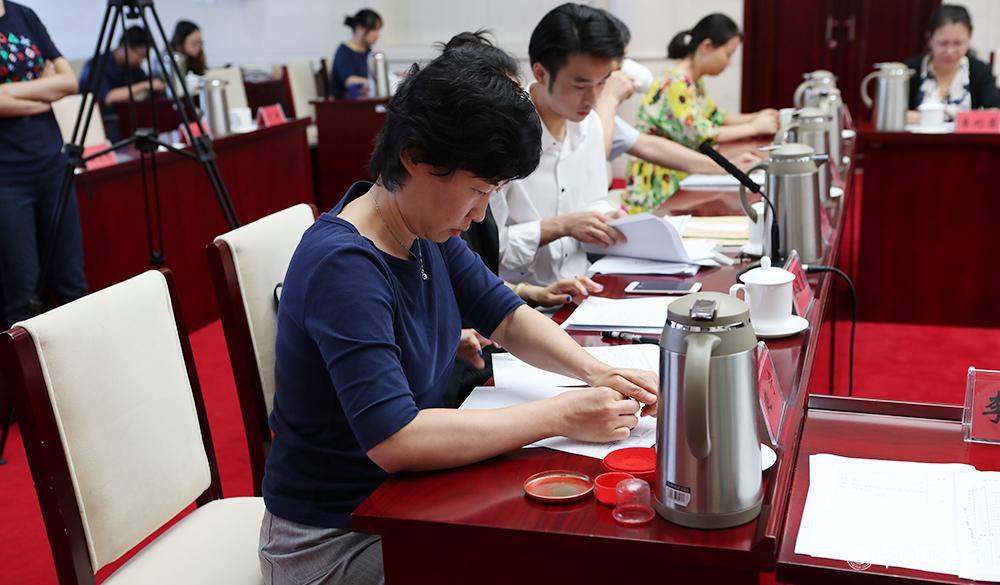 8月4日，紀律監(jiān)察組人員對選票結果蓋章封存