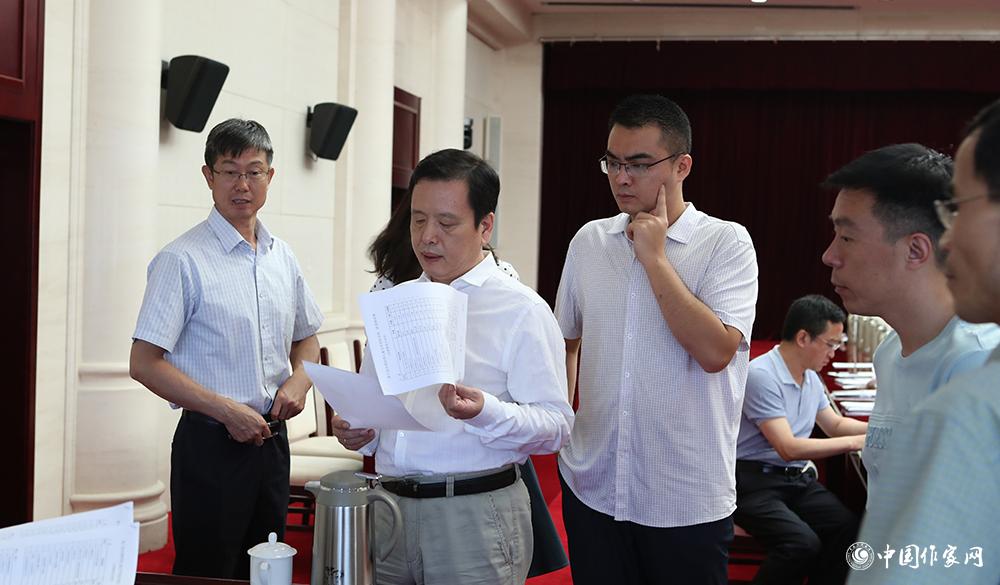 8月4日，李敬澤查看選票統(tǒng)計情況