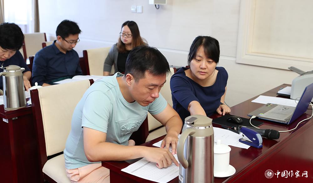 8月4日，各組聯(lián)絡員統(tǒng)計選票
