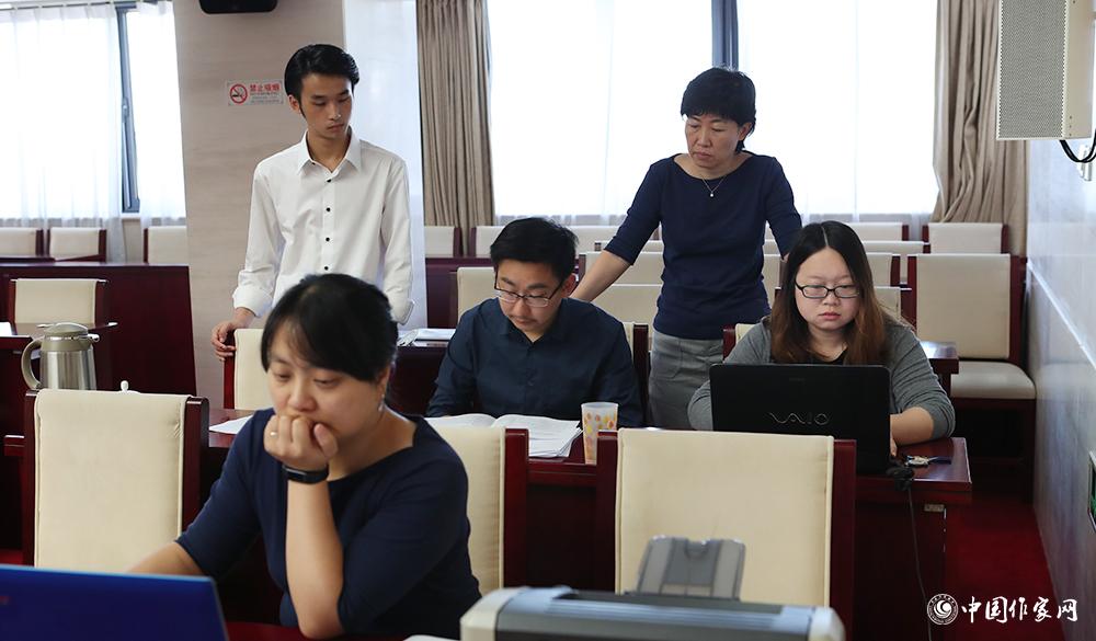 8月4日，各組聯(lián)絡員統(tǒng)計選票