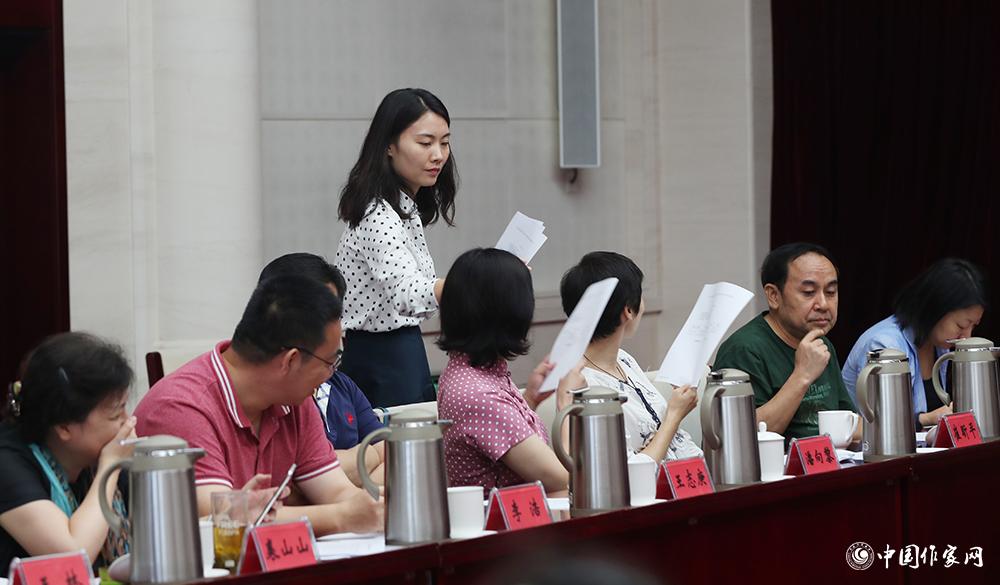 8月4日，第十屆兒獎評委會第六次全體會議上，聯(lián)絡員收回選票