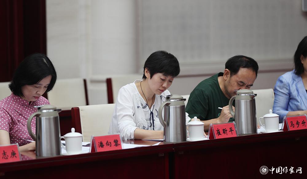 8月4日，第十屆兒獎評委會第六次全體會議上，評委填寫選票
