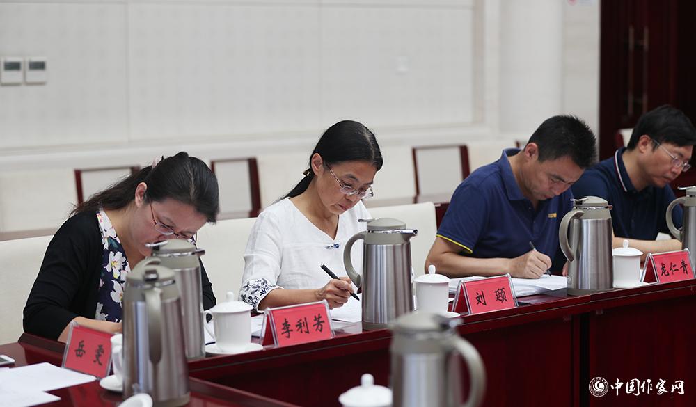 8月4日，第十屆兒獎評委會第六次全體會議上，評委填寫選票