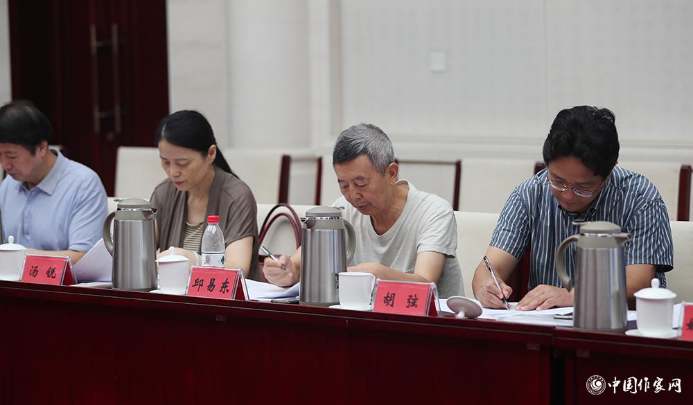 8月4日，第十屆兒獎評委會第六次全體會議上，評委填寫選票