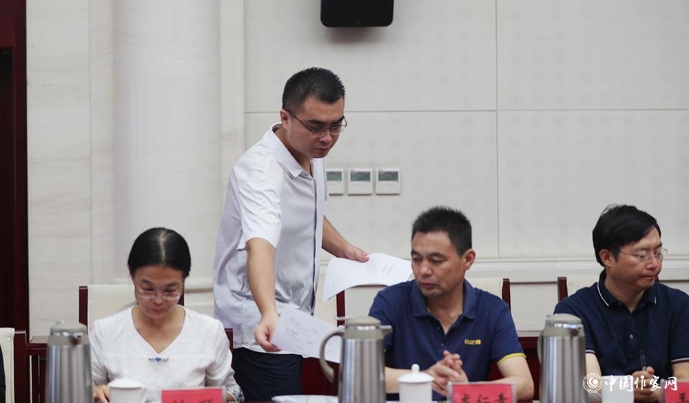 8月4日，第十屆兒獎評委會第六次全體會議上，聯(lián)絡員發(fā)放選票