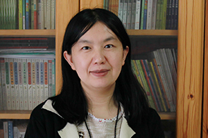 童話：獲獎作品《小女孩的名字》作者：呂麗娜         獲獎感言　　在這本書里，我讓我的小女孩安居在童話世界里。這是個比現(xiàn)實世界更大更神奇更遼闊的世界。我曾在一篇文章里這樣寫過：當一個小女孩走在路上，她總是一只腳踏在現(xiàn)實世界，一只腳踏在童話世界里。因為小女孩就是這樣的，心里總是有那么多那么多的幻想，和那么多那么多的詩意，所以小女孩最適合住在童話故事里。