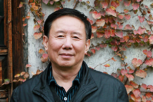 小說：獲獎作品《吉祥時光》作者：張之路         獲獎感言　　從長篇小說《第三軍團》開始到今天的《吉祥時光》，我曾幾次獲得這個珍貴的獎項。幾十年來，這個獎始終伴隨著我、鼓舞著我，我珍視她，以她為榮。她激勵著我，讓我寫出更多更好的兒童文學作品。童年是一個人最為寶貴的時光。我寫過各種類型的兒童文學，但是書寫自己的童年卻是我多年的愿望。