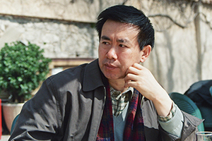 小說：獲獎作品《尋找魚王》作者：張煒         獲獎感言　　我的《尋找魚王》不過是連綴了幾個真實的故事，因為在復雜驚心的現(xiàn)實面前，杜撰往往顯得虛弱和蒼白。其中的一個魚王今天仍然生活在沭河岸邊，另一個早就遁入深山，只把令人慨嘆的傳奇留下。我曾經去探尋他們的蹤跡，鉆進過大山深處曲折神秘的居所，那是悍勇倔強的老人們待過的地方……