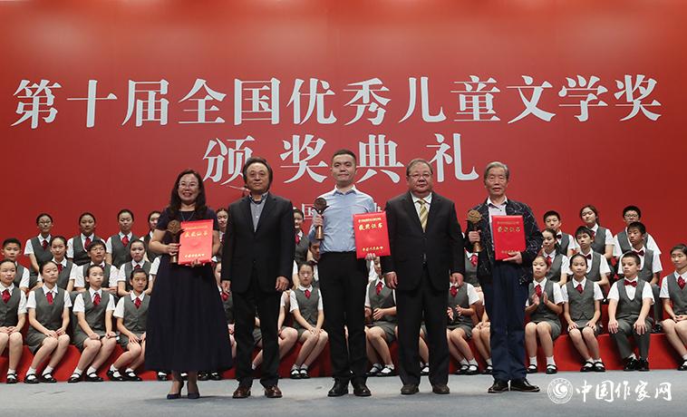 吉狄馬加、王泉根為詩歌、幼兒文學獲獎者頒獎