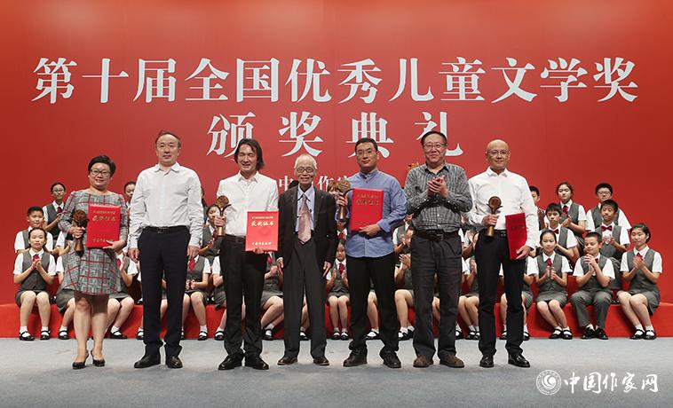 高洪波、孟祥林、樊發(fā)稼為散文、報告文學、科幻文學獲獎者頒獎