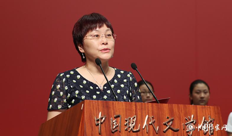 湯素蘭在頒獎典禮上宣讀獲獎詩歌、幼兒文學授獎辭