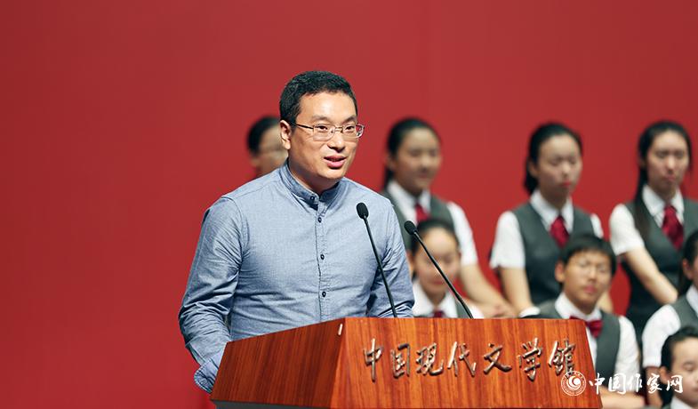 王林柏代表散文、報告文學、科幻文學獲獎者發(fā)表獲獎感言
