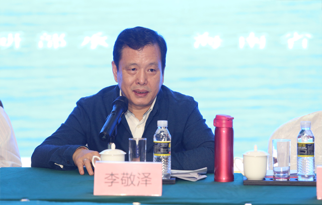 中國(guó)作協(xié)黨組成員、副主席李敬澤主持開幕式