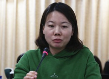 岳雯：“為己”的寫作與限度意識“剜爛蘋果?銳批評文叢”建立在“破”的基礎(chǔ)上，“把爛的剜掉，把好的留下來吃”。[詳細(xì)]