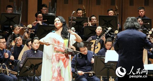 二胡演奏家馬曉暉與樂隊一起演奏《梁?！贰Ｓ浾?任彥攝