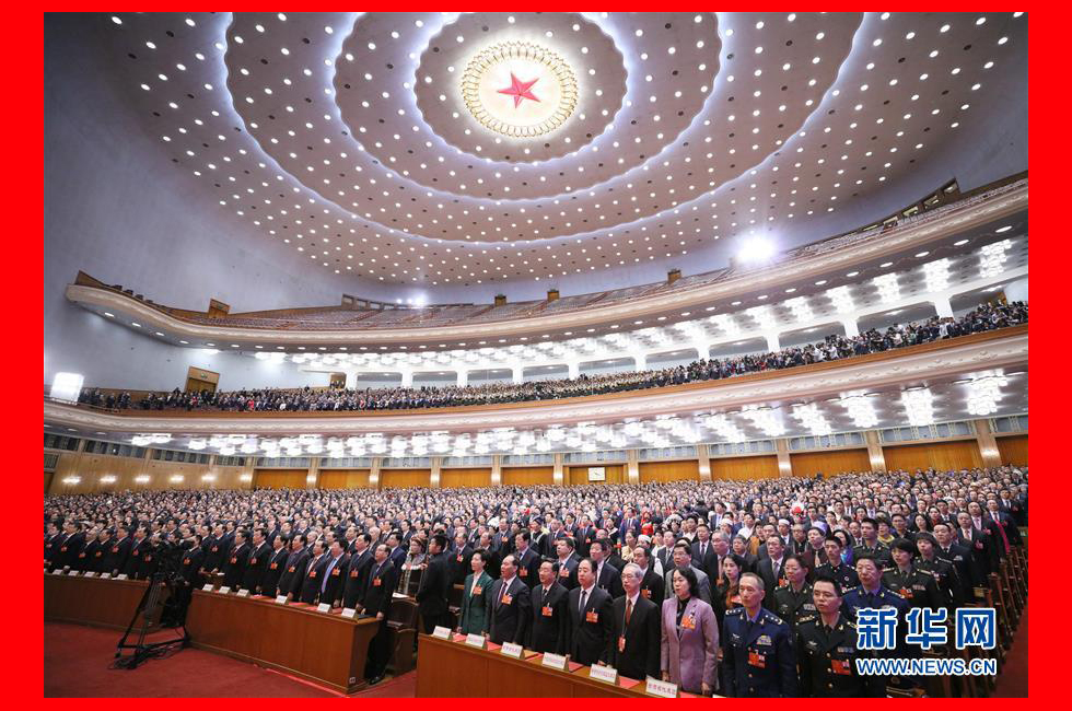 3月20日，第十三屆全國(guó)人民代表大會(huì)第一次會(huì)議舉行閉幕會(huì)。這是代表在唱國(guó)歌。