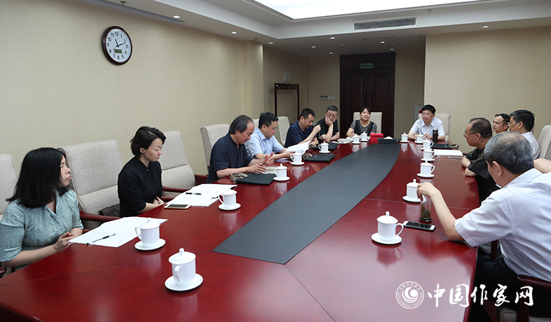 7月28日，全體會(huì)后散文雜文獎(jiǎng)評(píng)獎(jiǎng)委員會(huì)召開會(huì)議