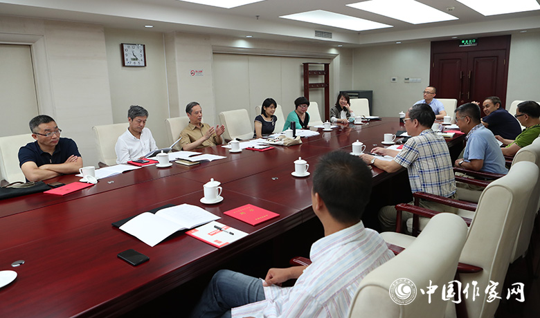 7月28日，全體會(huì)后短篇小說獎(jiǎng)評(píng)獎(jiǎng)委員會(huì)召開會(huì)議