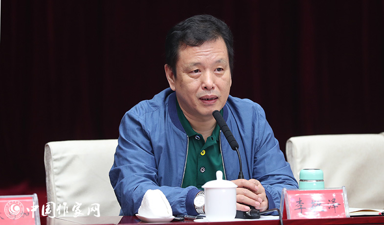 7月28日，李敬澤在全體會(huì)上就《魯迅文學(xué)獎(jiǎng)評(píng)獎(jiǎng)條例》和《評(píng)獎(jiǎng)細(xì)則》做講解說明