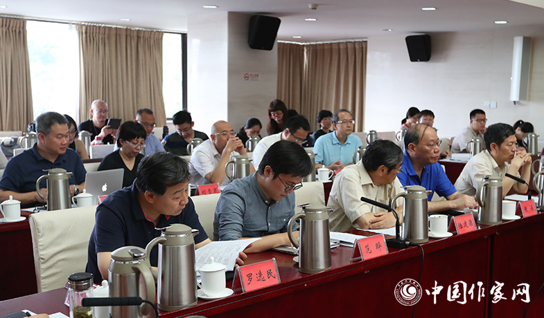 7月28日，第七屆魯迅文學(xué)獎(jiǎng)各評(píng)委會(huì)全體會(huì)現(xiàn)場