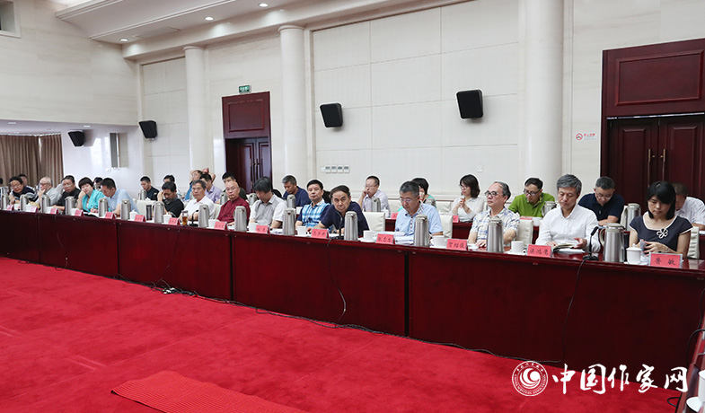 7月28日，第七屆魯迅文學(xué)獎(jiǎng)各評(píng)委會(huì)全體會(huì)現(xiàn)場