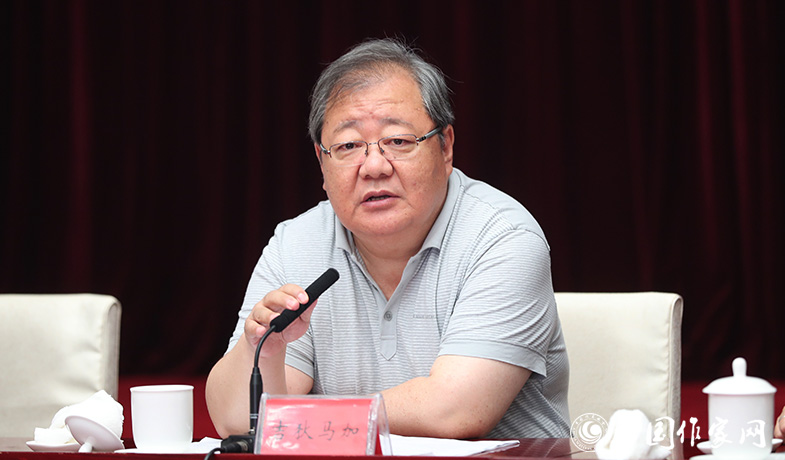 7月28日，吉狄馬加主持第七屆魯迅文學(xué)獎(jiǎng)各評(píng)委會(huì)全體會(huì)