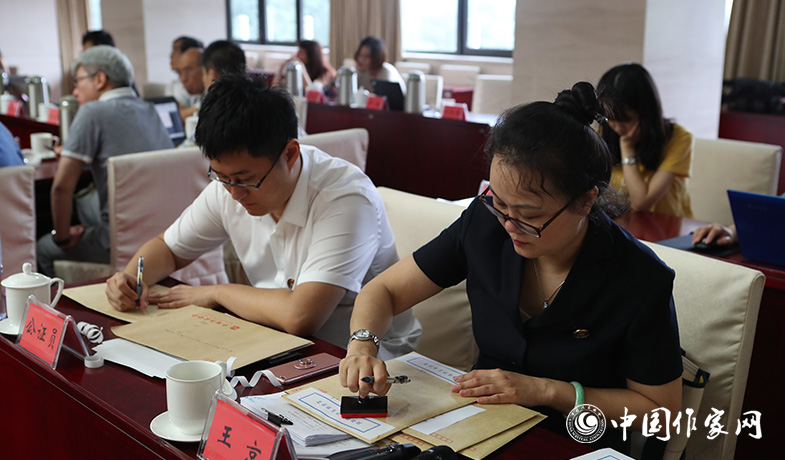 8月11日，公證處人員將終評(píng)選票情況封存