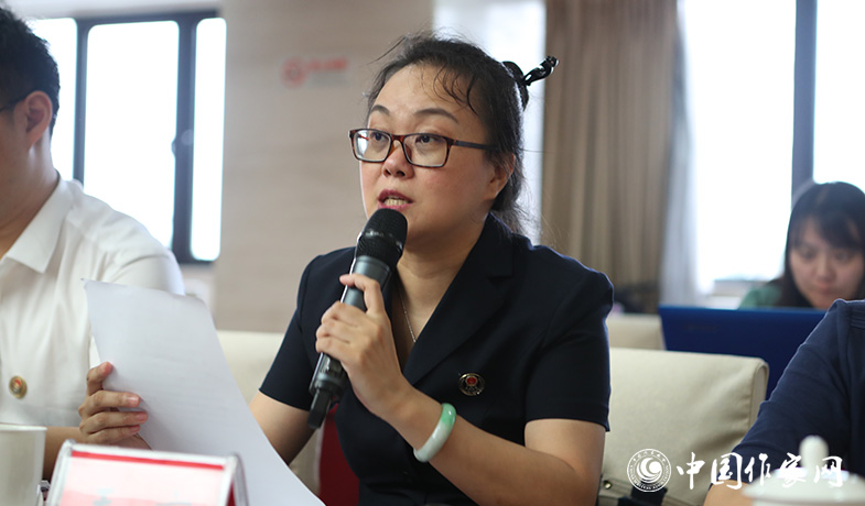 8月11日，公證處公證員在終評(píng)會(huì)上宣讀公證書
