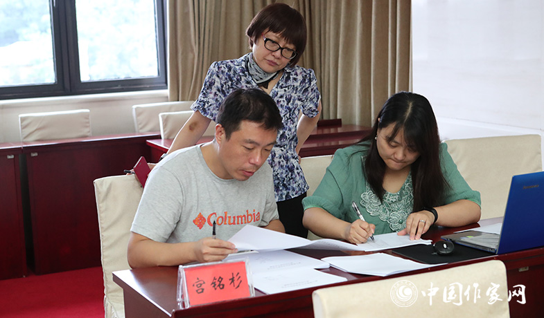 8月11日，聯(lián)絡(luò)員統(tǒng)計(jì)選票，紀(jì)監(jiān)組人員監(jiān)督工作