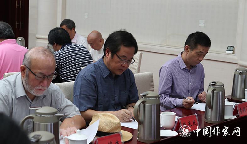 8月11日，評(píng)委們?cè)诮K評(píng)會(huì)上填寫選票