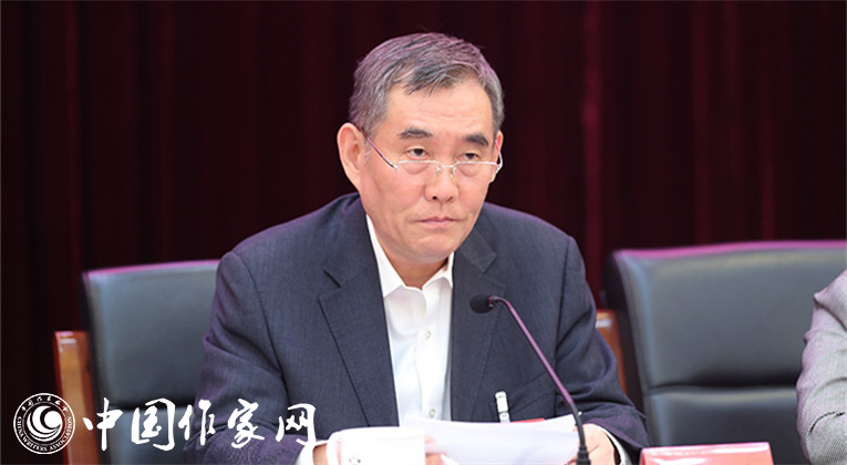 中國作協(xié)黨組書記、副主席錢小芊作報(bào)告