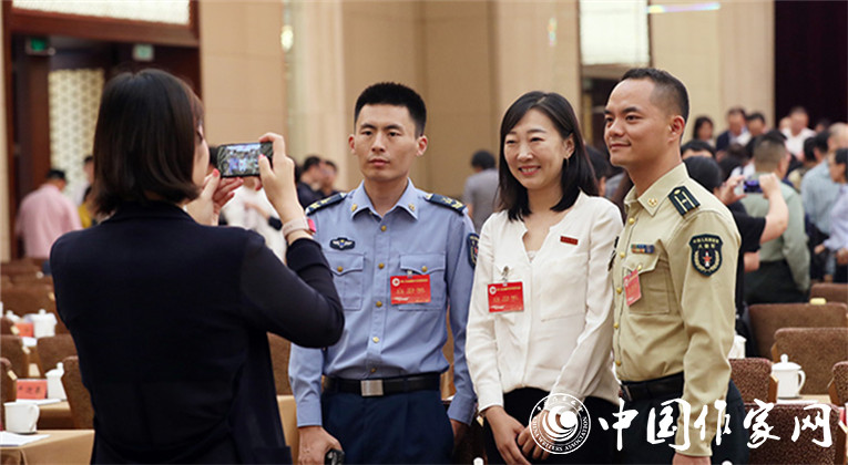 開幕式結(jié)束后，代表們合影留念