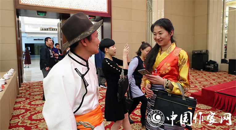 開幕式結(jié)束后，代表們合影留念
