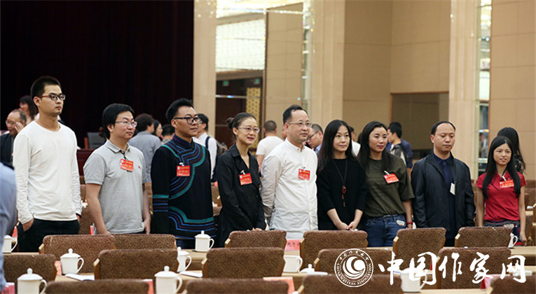 開幕式結(jié)束后，代表們合影留念