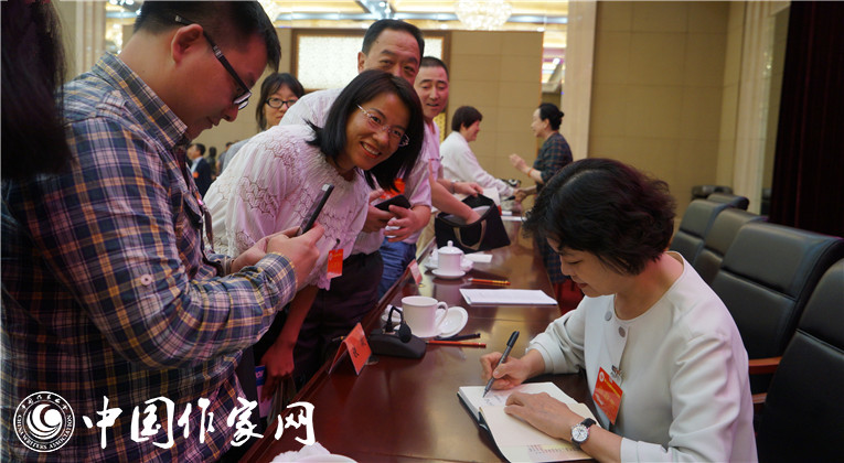開幕式結(jié)束后，鐵凝為代表們簽名留念