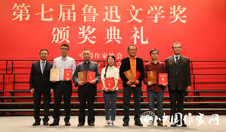 李冰、閻晶明為散文雜文獎(jiǎng)獲獎(jiǎng)作家頒獎(jiǎng)