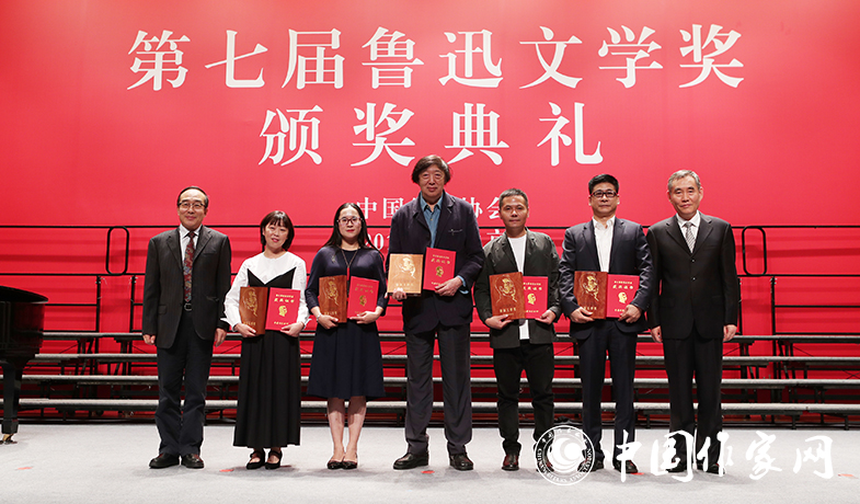 錢小芊、郭義強(qiáng)為短篇小說獎(jiǎng)獲獎(jiǎng)作家頒獎(jiǎng)