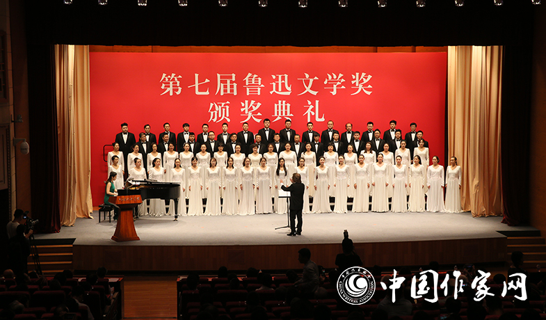 9月20日晚，第七屆魯迅文學(xué)獎(jiǎng)?lì)C獎(jiǎng)典禮在中國現(xiàn)代文學(xué)館隆重舉行
