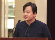 王威廉：人,時(shí)間的容器　　寫作的人在時(shí)間的蒼茫海面上需要看得更多、望得更遠(yuǎn)，才能帶給寫作真正的自由。[詳細(xì)]