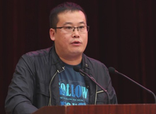 肖江虹：帶著詩意前行　　作家用筆講述人類在時(shí)代里面的困境。我們每個(gè)人都有困境，作家需要發(fā)現(xiàn)困境講述困境。[詳細(xì)]